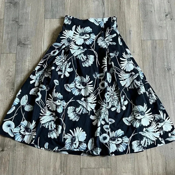 ZARA Black and White Floral Print Maxi Skirt Medium